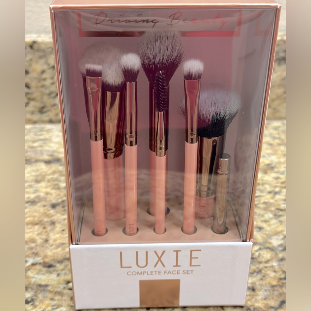 LUXIE Complete Face Makeup Brushes Rose Gold 8 piece Set